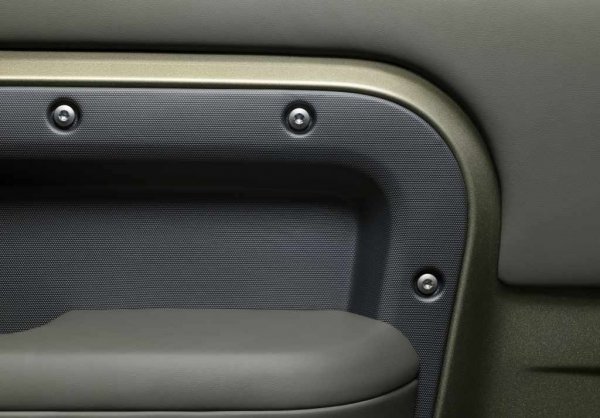 Тези дизайнерски елементи трябва да напомнят за "работния" характер на Defender